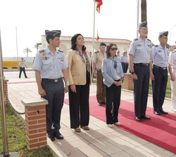 Su Majestad el Rey durante el homenaje a los miembros de la Patrulla Águila fallecido en acto de servicio
